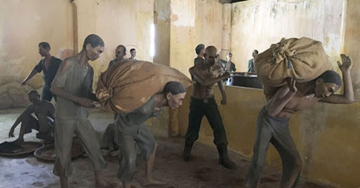 Thuyết minh về bài thơ Đập đá ở Côn Lôn của Phan Châu Trinh