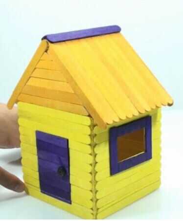 Tạo hình ngôi nhà bằng vật liệu đã qua sử dụng - trang 65 SGK Mĩ thuật lớp 6 Chân trời sáng tạo