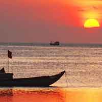 Đề 1: Phân tích đoạn trích: "Ngay lúc ấy, chiếc thuyền... bãi cát hoang vắng"