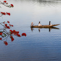 Đề 3: Cảm nhận vẻ đẹp hình tượng sông Hương trong đoạn trích: "Sông Hương là vậy... cho dòng sông?"