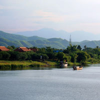 Đề 5: Cảm nhận về vẻ đẹp hình tượng sông Hương trong đoạn trích: "Hình như trong khoảnh khắc... xứ sở"