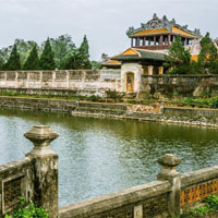 Đề 4: Cảm nhận về vẻ đẹp hình tượng sông Hương trong đoạn trích: "Trong những dòng sông... Kim Phụng"