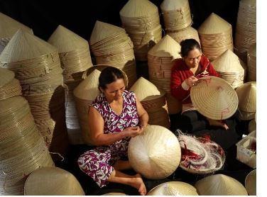 Người dân đang tham gia lao động- sản xuất nghề làm nón lá.