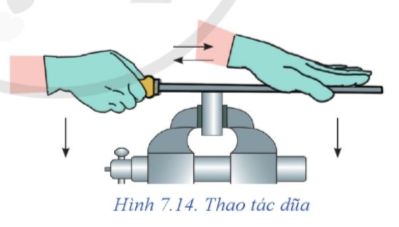 Quan sát Hình 7.14 và cho biết: Các chuyển động của dũa. Chuyển động nào chuyển động cắt gọt?