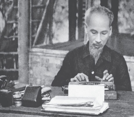 Bác Hồ ngồi đánh máy chữ