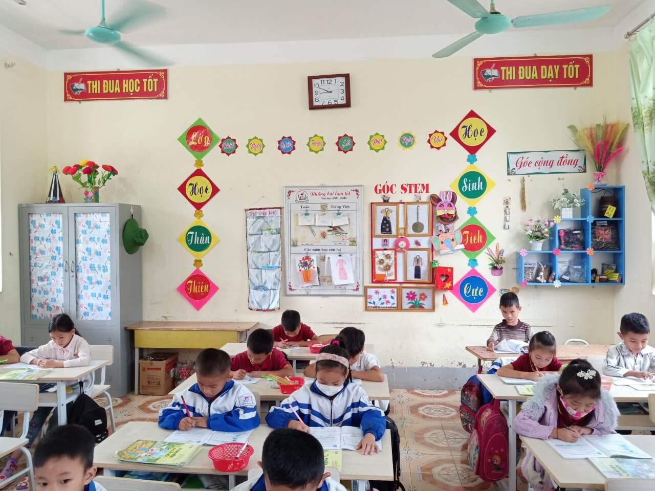 Mẫu trang trí lớp theo mô hình STEM