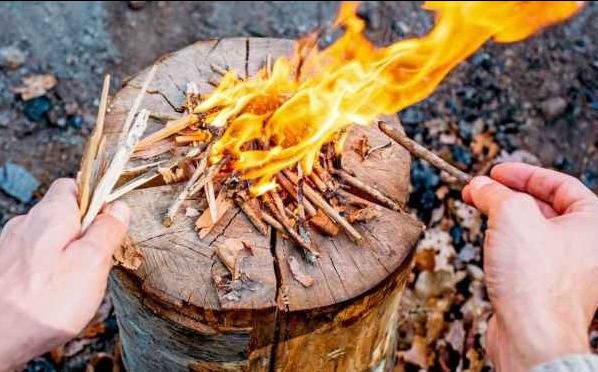 Chẻ nhỏ củi để nhóm lửa dễ hơn.