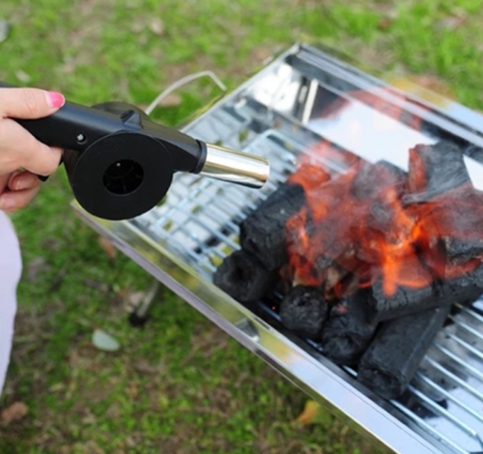 Dùng quạt để nhóm lửa được nhanh hơn.