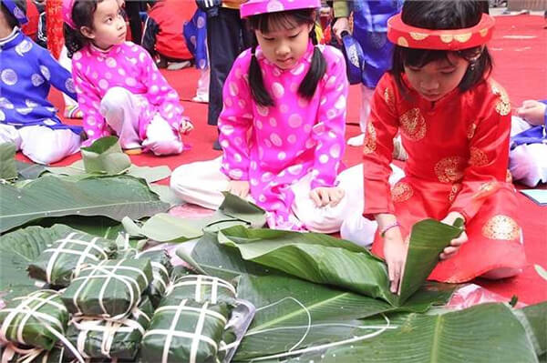 Viết bài văn kể lại một hoạt động giáo dục truyền thống và lịch sử lớp 8