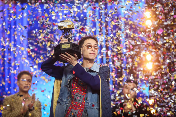 Tả ca sĩ Double2T đang biểu diễn