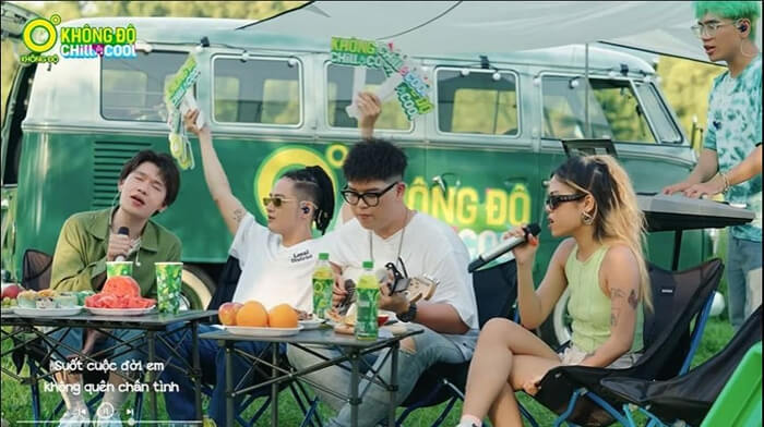 Tả ca sĩ Tlinh đang biểu diễn