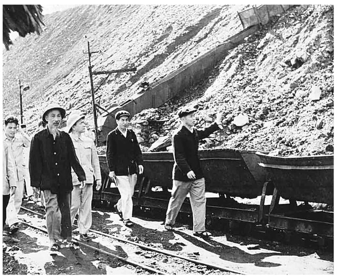 Trên công trường khai thác than lớp 4