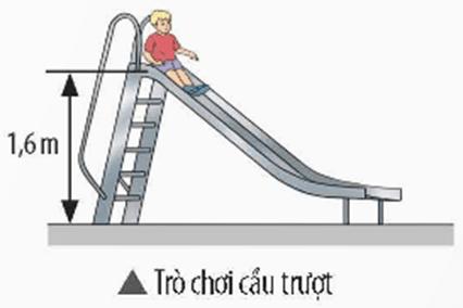 Một em bé có khối lượng 25 kg bắt đầu trượt từ đỉnh cầu trượt có độ cao 1,6 m