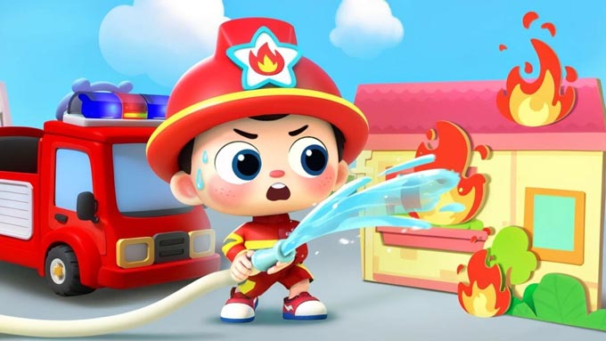 Bé học làm lính cứu hỏa