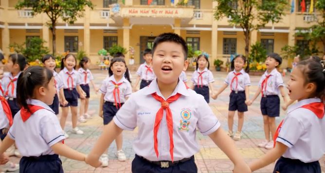 video ai khoi dong dao duc 1 bai 18 5*965865